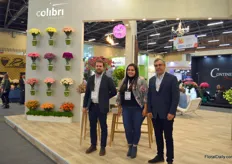 Colibri Flowers is one of the larger carnation and spray-carnation growers in Colombia. Stems are mostly shipped to the US, but also Japan and Europe are big markets to Colibri. On the photo Martin Uribe, Leidy Castro, and Andres Toro.